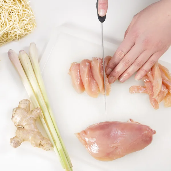 Femme faisant des aliments sains biologiques à la cuisine — Photo