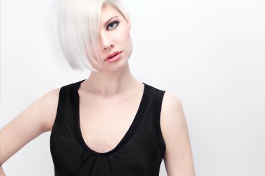 Kameraya bakarak güzel sarışın kadın