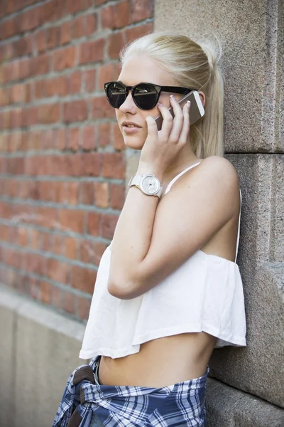 Urbano e carino ragazza parlando al telefono — Foto Stock