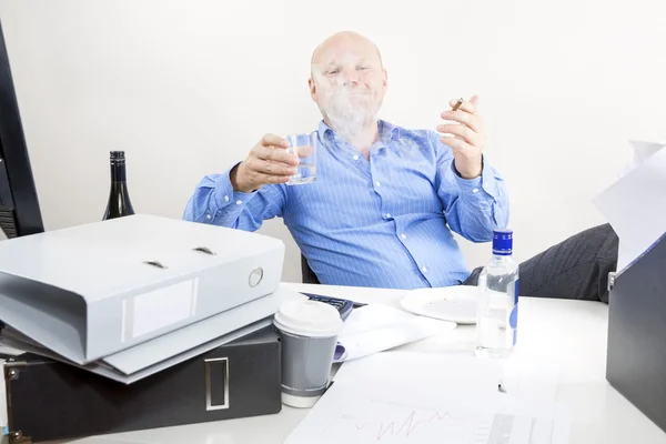 Drunk businessman smokes and drink at office — Stock Photo, Image