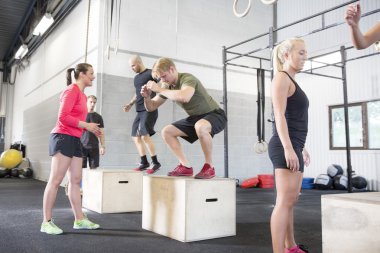 egzersiz grup kutusunu atlar trenler