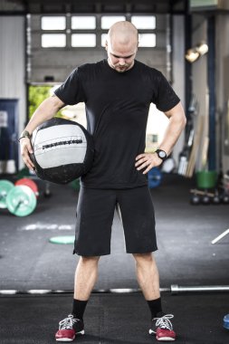 med-top spor olan iyi eğitimli adam