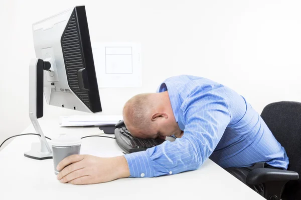 Überlasteter Geschäftsmann im Büro — Stockfoto