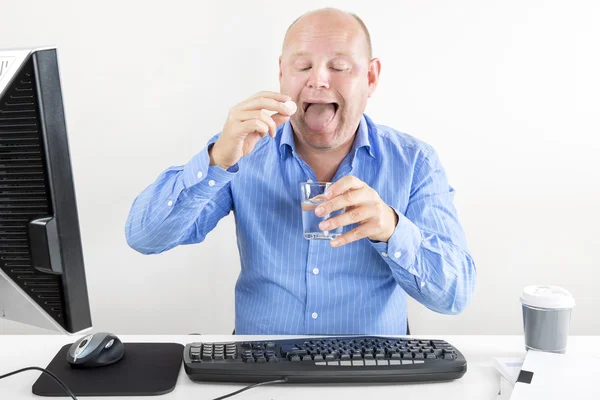 Geschäftsmann nimmt Pillen gegen Kopfschmerzen — Stockfoto