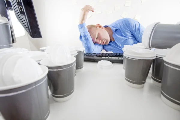 Utmattad och uttråkade kontorsarbetare — Stockfoto