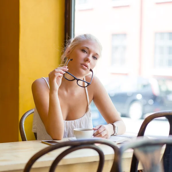 Junge Frau mit Brille im Café — Stockfoto