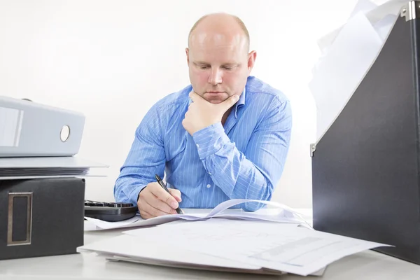 Überlasteter Geschäftsmann im Büro — Stockfoto