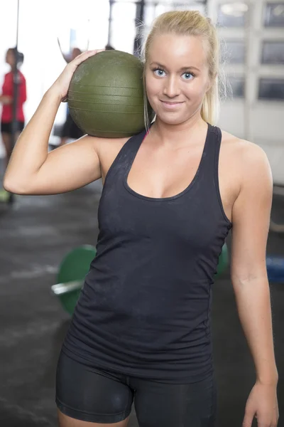 Mujer con bola de slam en gimnasio gimnasio — Foto de Stock