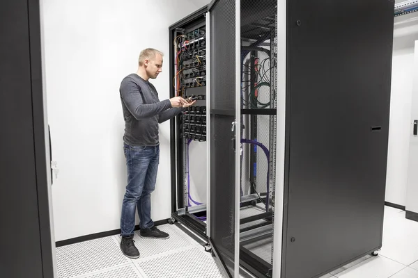 Consultor de TI que construye rack de red en centro de datos —  Fotos de Stock
