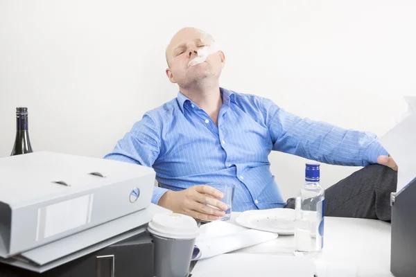 Businessman smokes and drinks at the office — Stock Photo, Image