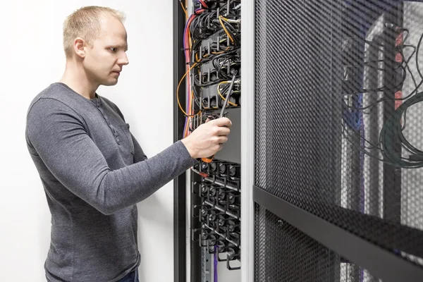 Installerar kommunikation rack i datacenter — Stockfoto