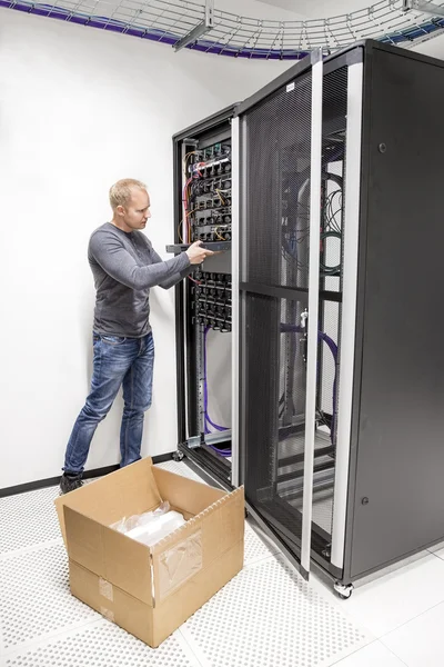Ingegnere informatico installa switch di rete nel datacenter — Foto Stock