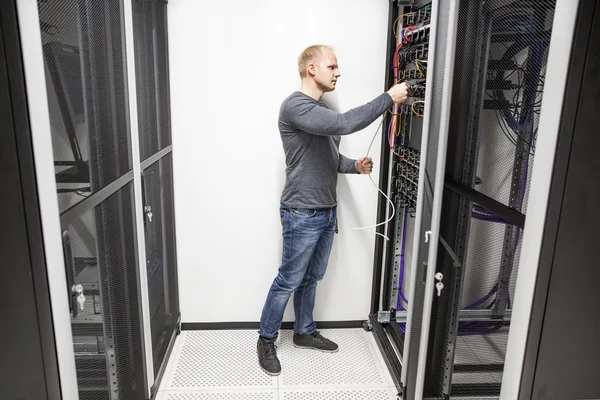 Consultor de TI trabaja con red en centro de datos — Foto de Stock