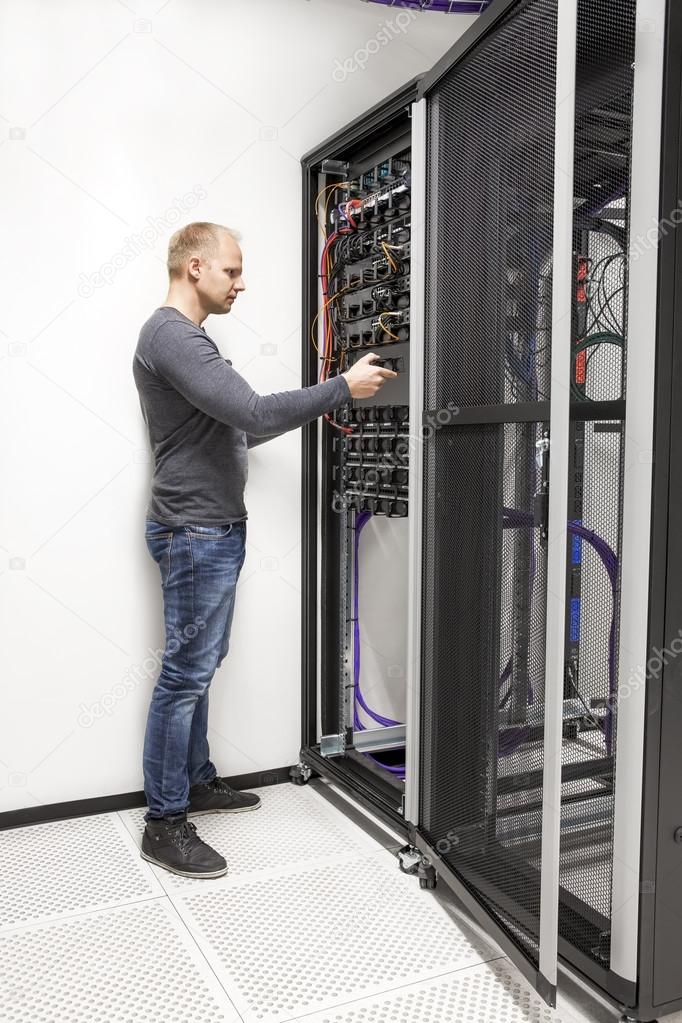 IT consultant build network rack in datacenter