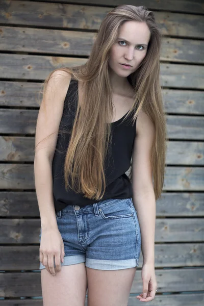 Mujer de moda en singlet y pantalones cortos al aire libre — Foto de Stock