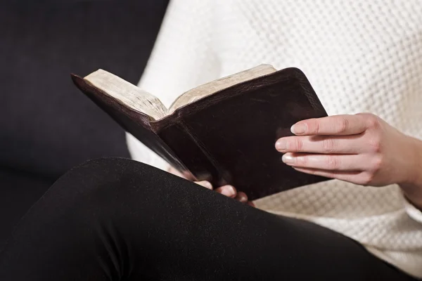 Woman sits and read the bible — Stock Photo, Image