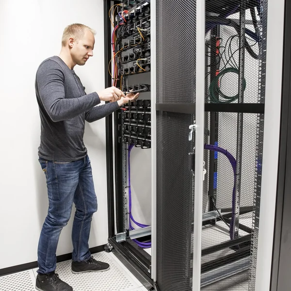 Consultant informatique construisant un rack réseau dans un datacenter — Photo