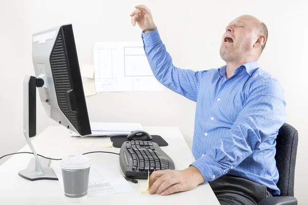 Geschäftsmann weint und jammert im Büro — Stockfoto