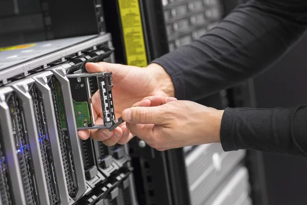 Het consultant werk op blade-server in het datacenter — Stockfoto