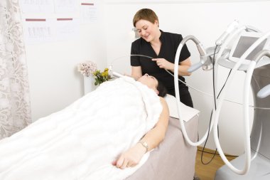 Yüz bakımları güzellik Kliniği kadın geçer