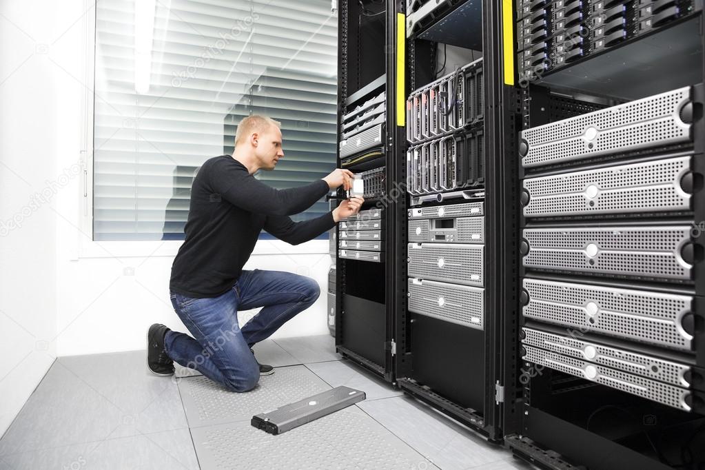 It consultant replace harddrive in datacenter