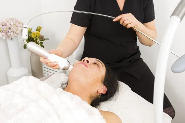 Mujer obtener tratamiento facial en spa de belleza — Foto de Stock