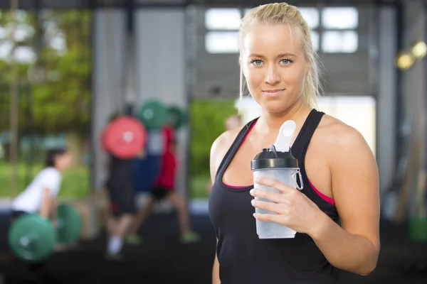 Atractiva mujer rubia descansa en gimnasio de fitness —  Fotos de Stock