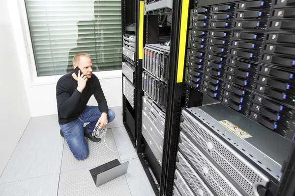 Consulente IT per la risoluzione dei problemi nel data center — Foto Stock