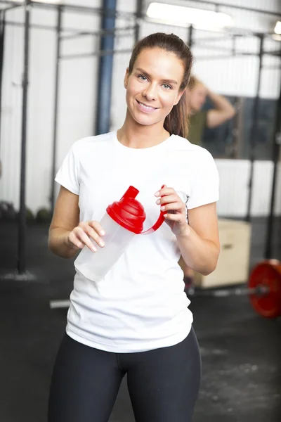 Çekici ve gülümseyen kadın fitness salonunda — Stok fotoğraf