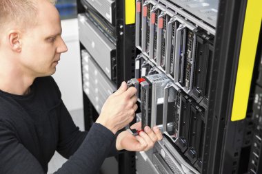 Bu danışman datacenter, blade server yükleme