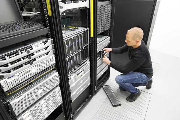 Ingegnere sostituire hard disk in datacenter — Foto Stock