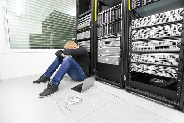 Consulente IT con problemi nel data center — Foto Stock