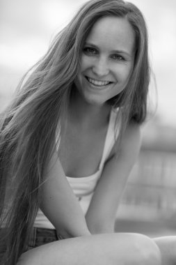 Gülümseyen genç bayan modeli açık