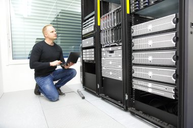 Bu danışman izler sunucuları veri merkezlerinde