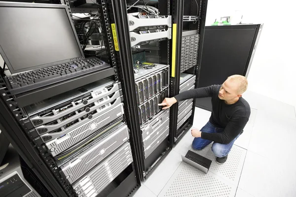 To konsultant monitoruje serwery w datacenter — Zdjęcie stockowe
