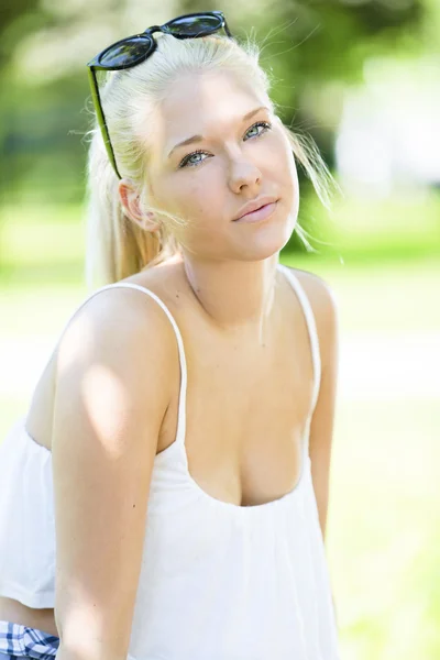 Belle adolescente en plein air dans le parc — Photo