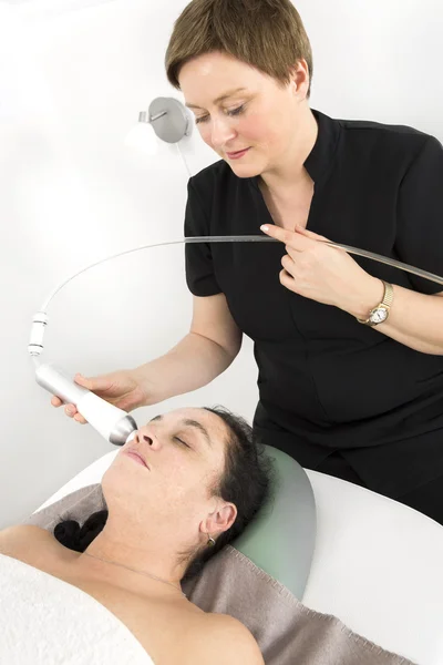 Femme cliente obtient un traitement minceur visage à la clinique de beauté — Photo