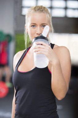 Çekici kadın içme suyu fitness salonunda