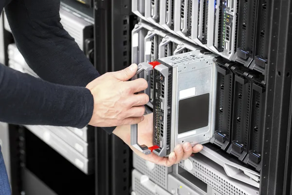 Blade serverinstallatie in grote datacenter — Stockfoto