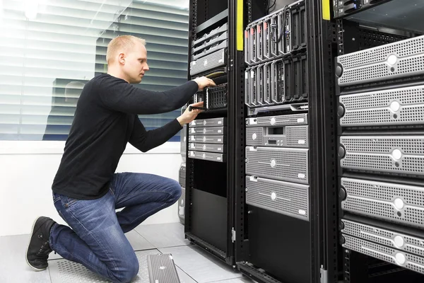 It consultant replaces harddrive in datacenter storage — Stock Photo, Image