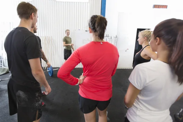 Personal trainer instructs his fitness workout team — Stock Photo, Image