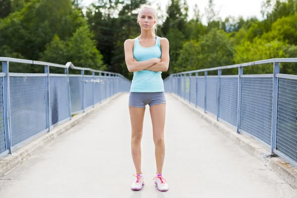 Selbstbewusste junge Läuferin legt nach Training Pause ein — Stockfoto