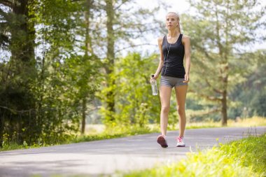 Egzersiz ile ormanda açık yürüyen kadın
