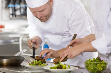 Profesyonel chef restoranda biftek yemek hazırlamak