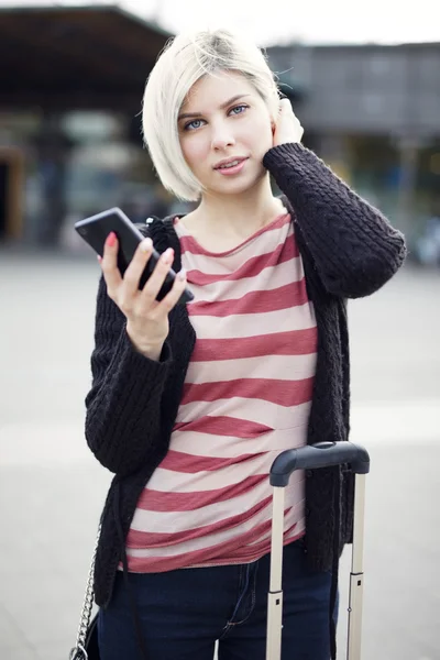 Vrouw met behulp van telefoon wanneer ze reizen met het openbaar vervoer — Stockfoto