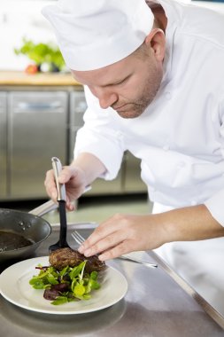 Profesyonel chef restoranda et yemek hazırlamak