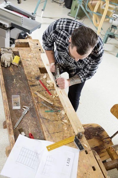 Trabajo artesanal con plano sobre tabla de madera en taller —  Fotos de Stock