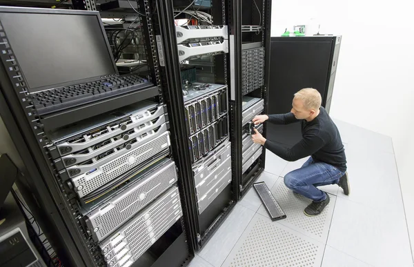 Consulente sostituire hard disk in datacenter — Foto Stock
