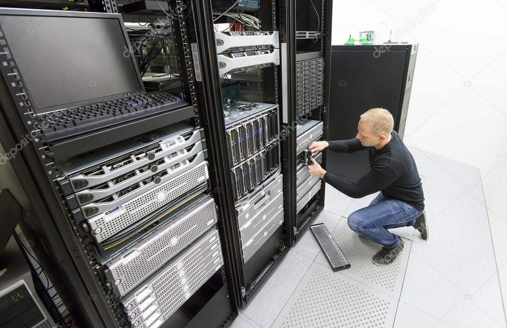 It consultant replace harddrive in datacenter