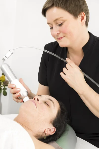 El cliente recibe tratamientos faciales en la clínica de belleza — Foto de Stock